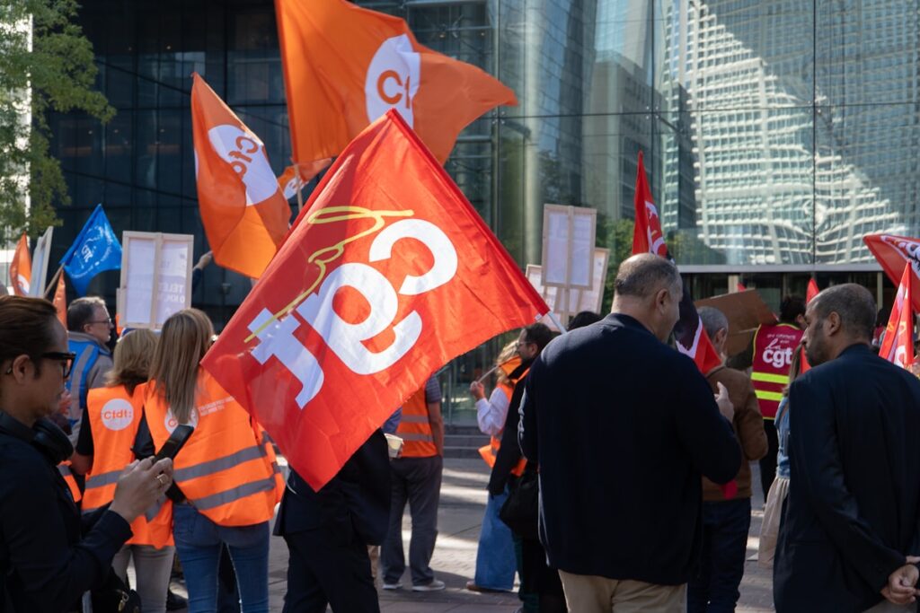 Werknemers met vlaggen tijdens een stakingsactie — artikel 10 Waadi verbiedt het inzetten van uitzendkrachten als stakingsbrekers