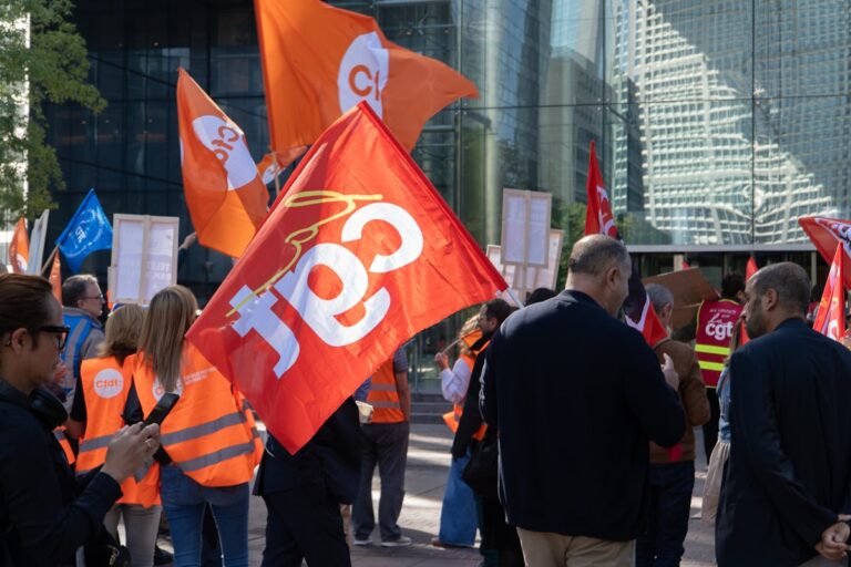 Werknemers met vlaggen tijdens een stakingsactie — artikel 10 Waadi verbiedt het inzetten van uitzendkrachten als stakingsbrekers